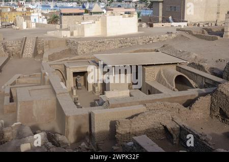 Vue vers le bas sur la chapelle de l'Empire du milieu de Hakayib, Éléphantine, Assouan, Égypte Banque D'Images