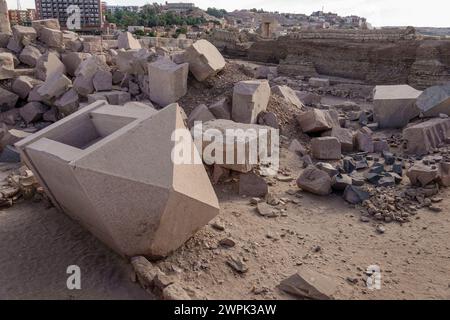 Naos tombé sur les ruines de l'ancien Yebu, île Éléphantine, Assouan, Égypte Banque D'Images