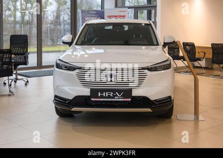 Gdansk, Pologne - 24 février 2024 : Honda HR-V hybride présenté dans le showroom automobile Banque D'Images