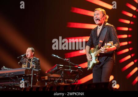 Ottobre 5, 2023 : Dodi Battaglia e Roby Facchinetti - I Pooh suonano un concerto al Mediolanum Forum di Milano, Italie Banque D'Images