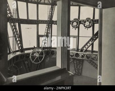 Vue de la cabine de commande. Le LZ 127 Graf Zeppelin (Deutsches Luftschiff Zeppelin 127) était un dirigeable rigide allemand chargé d'hydrogène et transportant des passagers qui a volé de 1928 à 1937, numéro de construction : LZ 127 (le 117e dirigeable Zeppelin). Propriétaire : Luftschiffbau Zeppelin Q.m.b. H., Friedrichshafen a. b. utilisation : LZ 127 est destiné à démontrer les possibilités techniques et économiques du trafic transocéanique de dirigeables par de longs trajets.collecte d'expériences pertinentes, en particulier la recherche sur les conditions météorologiques sur les futurs itinéraires de transport. Voyages à des fins scientifiques et d'arpentage. Utiliser comme Banque D'Images