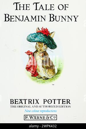 Couverture The Tale of Benjamin Bunny est un livre pour enfants écrit et illustré par Beatrix Potter, et publié pour la première fois par Frederick Warne & Co en septembre 1904. Le livre est une suite de The Tale of Peter Rabbit (1902), et raconte le retour de Peter dans le jardin de M.McGregor avec son cousin Benjamin pour récupérer les vêtements qu'il y avait perdus lors de son aventure précédente. Banque D'Images