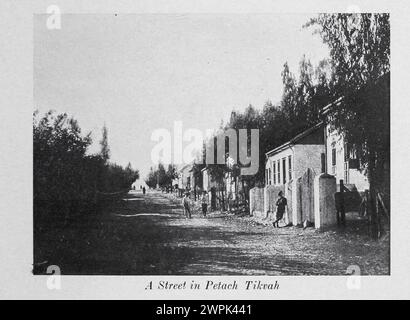 Une rue à Petach Tikva [Petah Tikva a été fondée en 1878, principalement par les Juifs haredi de l'ancien Yishuv, et est devenue une colonie permanente en 1883 avec l'aide financière du baron Edmond de Rothschild.] Palestine, la renaissance d'un peuple ancien, par Albert Montefiore Hyamson Banque D'Images