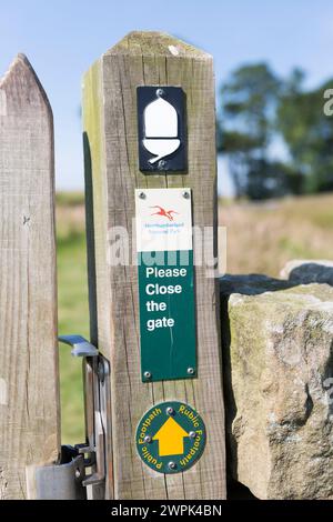 UK, Walkers signalent la Pennine Way près de Housesteads, Hadrien Wall. Banque D'Images