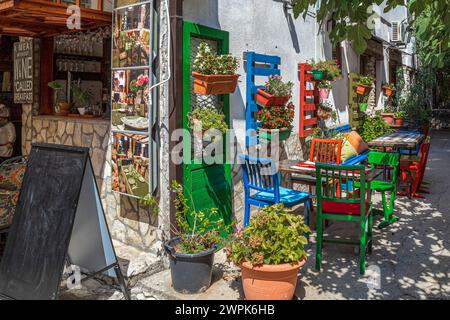 MOSTAR, BOSNIE-HERZÉGOVINE - 15 AOÛT 2022 : petit restaurant amusant situé dans les rues historiques pittoresques du centre de la ville. Banque D'Images