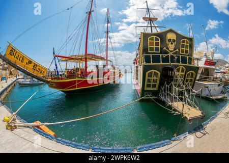 Hersonissos, Crète, Grèce - 23 juillet 2021 : navires de tourisme imitant les navires pirates dans le port de la ville. Banque D'Images