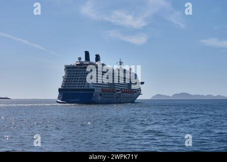 Vigo, Pontevedra, Espagne ; septembre, 29,2021;Un bateau de croisière quitte le port de Vigo avec les îles Cies en arrière-plan Banque D'Images