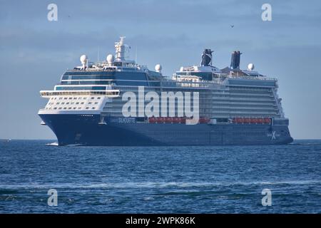 Vigo, Pontevedra, Espagne ; septembre 29,2021; gros plan du bateau de croisière Celebrity Silhouette approchant du port de Vigo Banque D'Images