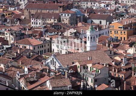 Clocher de Chiesa di San Giuliano (église Saint-Julien), communément appelé église San Zulian) dans le sestiere San Marco dans le centre historique de Venise, Vénétie Banque D'Images