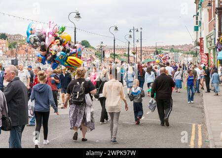 Les gens marchent le long de Pier Road, Whitby Banque D'Images