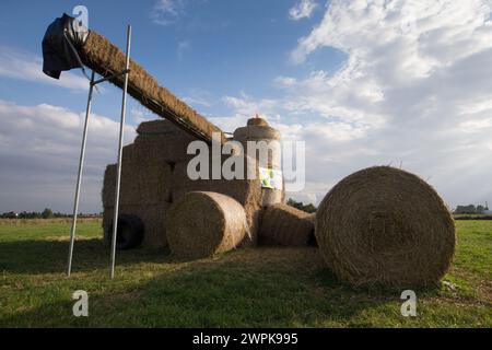 16/09/14 pour marquer la récolte, une moissonneuse-batteuse grandeur nature fabriquée à partir de balles de paille a été placée dans un champ à côté de l'A17 dans Terrington S. Banque D'Images