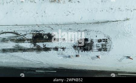 Photographie par drone du site de l'accident de camion et asphalte brûlé dans une autoroute pendant l'hiver matin nuageux Banque D'Images