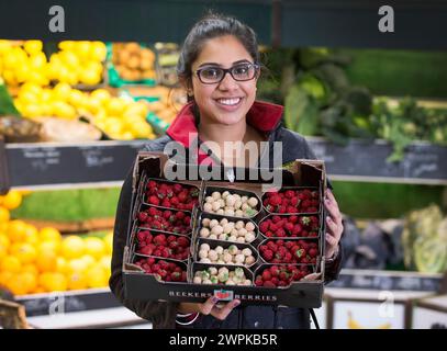 05/11/14 Greengrocer, Pinder Dayal, de Fresh Choice à Ashbourne. Est-ce un ananas ? Est-ce une fraise ? No itÕs a ÔpineberryÕ. ****Histoire complète HE Banque D'Images