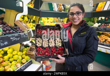 05/11/14 Greengrocer, Pinder Dayal, de Fresh Choice à Ashbourne. Est-ce un ananas ? Est-ce une fraise ? No itÕs a ÔpineberryÕ. ****Histoire complète HE Banque D'Images