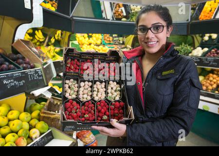 05/11/14 Greengrocer, Pinder Dayal, de Fresh Choice à Ashbourne. Est-ce un ananas ? Est-ce une fraise ? No itÕs a ÔpineberryÕ. ****Histoire complète HE Banque D'Images