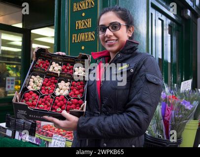 05/11/14 Greengrocer, Pinder Dayal, de Fresh Choice à Ashbourne. Est-ce un ananas ? Est-ce une fraise ? No itÕs a ÔpineberryÕ. ****Histoire complète HE Banque D'Images