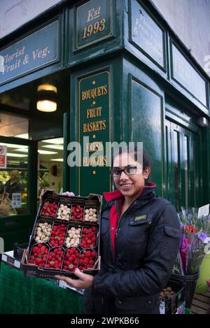 05/11/14 Greengrocer, Pinder Dayal, de Fresh Choice à Ashbourne. Est-ce un ananas ? Est-ce une fraise ? No itÕs a ÔpineberryÕ. ****Histoire complète HE Banque D'Images