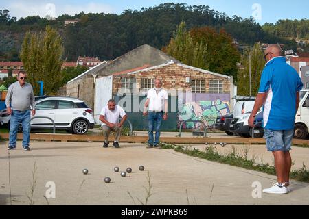 Cangas, Pontevedra, Espagne ; septembre 29,2021; plusieurs hommes plus âgés jouent au jeu de pétanque Banque D'Images