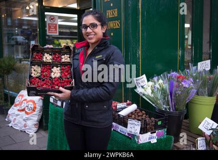 05/11/14 Greengrocer, Pinder Dayal, de Fresh Choice à Ashbourne. Est-ce un ananas ? Est-ce une fraise ? No itÕs a ÔpineberryÕ. ****Histoire complète HE Banque D'Images