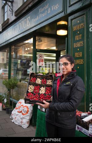 05/11/14 Greengrocer, Pinder Dayal, de Fresh Choice à Ashbourne. Est-ce un ananas ? Est-ce une fraise ? No itÕs a ÔpineberryÕ. ****Histoire complète HE Banque D'Images