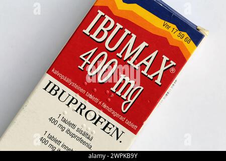 Espoo, Finlande - avril 2020 : Ibumax, pilules d'ibuprofène 400mg, c'est un anti-inflammatoire non stéroïdien (AINS) qui soulage la douleur et la fièvre. Banque D'Images