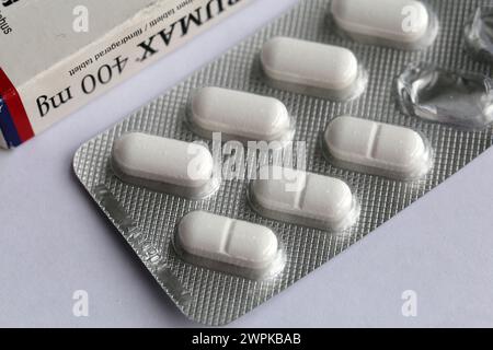 Espoo, Finlande - avril 2020 : Ibumax, pilules d'ibuprofène 400mg, c'est un anti-inflammatoire non stéroïdien (AINS) qui soulage la douleur et la fièvre. Banque D'Images