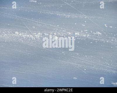 Texture de la glace sur une patinoire, pistes sur la glace des patins, patinoire gelée en hiver Banque D'Images