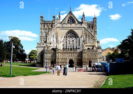 Vue de face de la cathédrale (église de la cathédrale Saint-Pierre dans l'Essex) avec des touristes appréciant le cadre, Exeter, Devon, Royaume-Uni, Europe. Banque D'Images