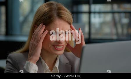 Choqué en colère frustré Caucasiens âge moyen femme adulte homme triste échec femme d'affaires mature femme d'affaires travailleur dans le bureau inquiet de la perte Banque D'Images