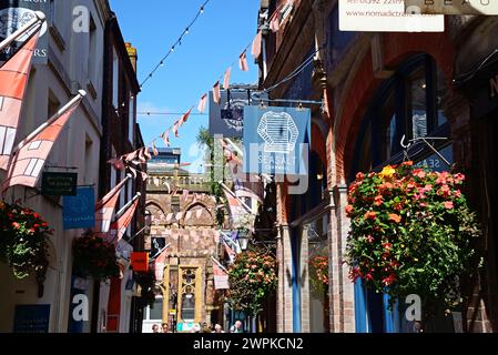 Vue le long du restaurant bordé de Gandy Street avec une partie du Royal Albert Memorial Museum et de la galerie d'art à l'arrière, Exeter, Devon, Royaume-Uni, Europe Banque D'Images