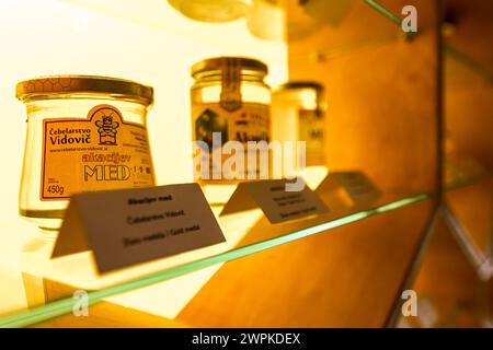 Miel sur vitrine avec un motif en nid d'abeilles en bois et lumière Banque D'Images