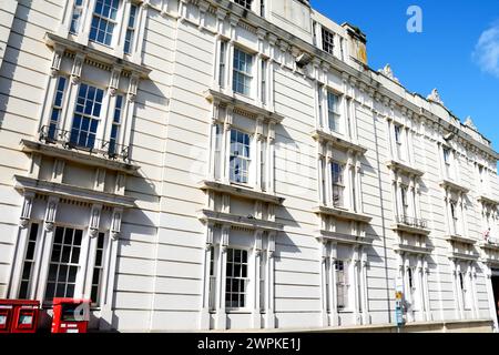 Grand bâtiment blanc le long de Queen Street dans le centre-ville, Exeter, Devon, Royaume-Uni, Europe. Banque D'Images