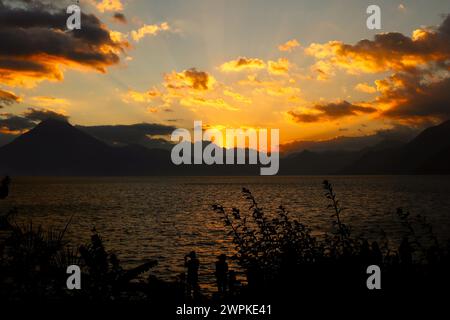 Coucher de soleil au lac Atitlan Banque D'Images