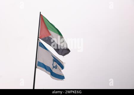 Israël et la Palestine se drapent ensemble dans le vent comme symbole de paix et d'unité et d'une solution à deux États Banque D'Images