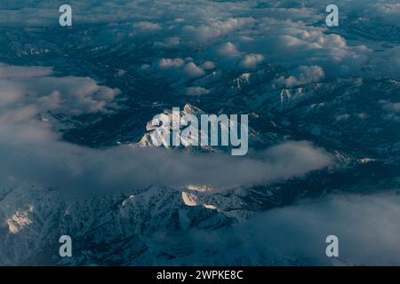 Survolant les montagnes enneigées du Colorado dans la lumière du matin. Banque D'Images