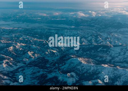 Survolant les montagnes enneigées du Colorado dans la lumière du matin. Banque D'Images