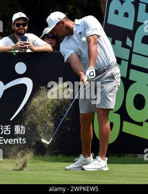 Hong Kong. 8 mars 2024. Bryson DeChambeau, capitaine du GC de Crushers, des États-Unis, joue un tir lors du tournoi de golf LIV au parcours de golf Fanling à Hong Kong, en Chine du Sud, le 8 mars 2024. Crédit : LO Ping FAI/Xinhua/Alamy Live News Banque D'Images