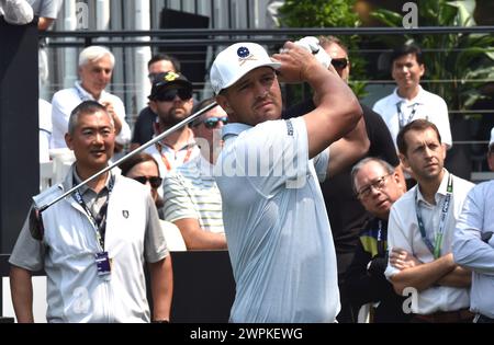 Hong Kong. 8 mars 2024. Bryson DeChambeau, capitaine du GC de Crushers, des États-Unis, joue un tir lors du tournoi de golf LIV au parcours de golf Fanling à Hong Kong, en Chine du Sud, le 8 mars 2024. Crédit : LO Ping FAI/Xinhua/Alamy Live News Banque D'Images