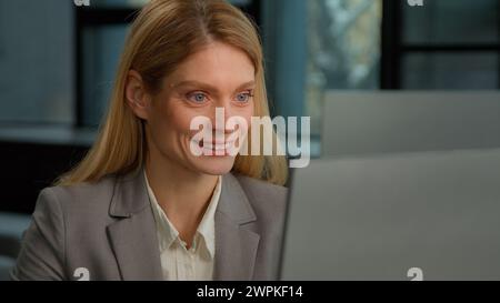 Femme adulte d'âge moyen caucasien sourire femme d'affaires mature femme des années 30 dame heureuse souriante femme d'affaires satisfaite entrepreneur employeur travailleur au bureau Banque D'Images