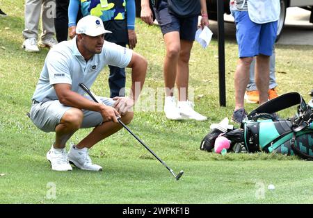 Hong Kong. 8 mars 2024. Bryson DeChambeau, capitaine du GC de Crushers, des États-Unis, aligne un putt lors du tournoi de golf LIV au parcours de golf Fanling à Hong Kong, en Chine du Sud, le 8 mars 2024. Crédit : LO Ping FAI/Xinhua/Alamy Live News Banque D'Images