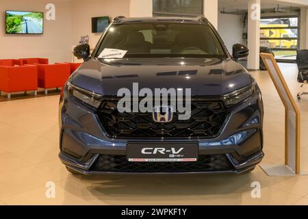 Gdansk, Pologne - 24 février 2024 : Honda CR-V hybride présenté dans le showroom automobile Banque D'Images