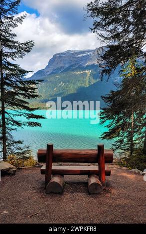 Banc en bois surplombant Blue Lake et Mountians Banque D'Images