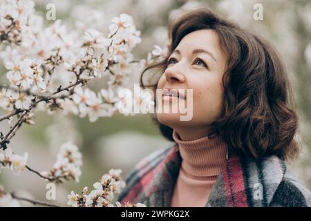 Jeune femme dans un jardin d'amandiers fleuri à Prague Banque D'Images