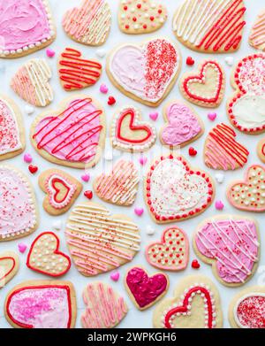 Vue de dessus de nombreux biscuits coeur décorés pour la Saint-Valentin. Banque D'Images