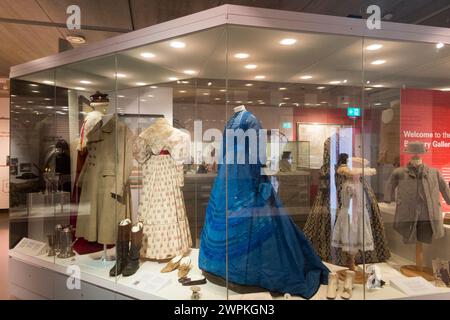 Expositions comprenant des robes et vêtements vintage locaux / fabriqués localement en exposition au Musée de Banbury, dans le nord de l'Oxfordshire, Angleterre. ROYAUME-UNI (134) Banque D'Images