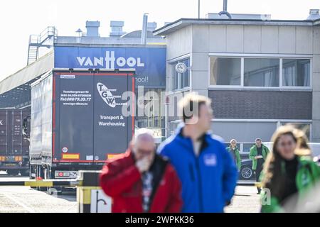 Lier, Belgique. 08 mars 2024. Des travailleurs sont vus devant le site de montage des autobus Van Hool, à lier, vendredi 08 mars 2024. Un comité d'entreprise spécial est prévu pour le constructeur de bus la semaine prochaine. Le licenciement d'une partie des 2 500 salariés peut y être annoncé. Le gouvernement flamand envisage un éventuel soutien supplémentaire pour le constructeur de bus Van Hool. Cela pourrait, par exemple, prendre la forme d'une extension de la garantie de l'État ou d'une participation au capital. BELGA PHOTO TOM GOYVAERTS crédit : Belga News Agency/Alamy Live News Banque D'Images