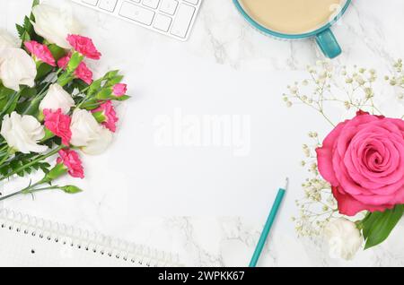 Feuille de papier blanche à remplir avec le contenu, stylo, fleurs et café sur une table, pose à plat. Banque D'Images