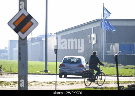 Lier, Belgique. 08 mars 2024. Le site de montage des bus Van Hool, à lier, vendredi 08 mars 2024. Un comité d'entreprise spécial est prévu pour le constructeur de bus la semaine prochaine. Le licenciement d'une partie des 2 500 salariés peut y être annoncé. Le gouvernement flamand envisage un éventuel soutien supplémentaire pour le constructeur de bus Van Hool. Cela pourrait, par exemple, prendre la forme d'une extension de la garantie de l'État ou d'une participation au capital. BELGA PHOTO TOM GOYVAERTS crédit : Belga News Agency/Alamy Live News Banque D'Images