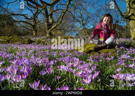 18/02/15 malgré les prévisions de neige possible pour le nord plus tard cette semaine, il n'y a pas d'arrêt de l'avance du printemps que Lydia Robinson (4) est surro Banque D'Images