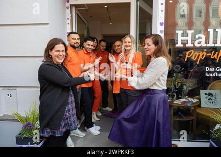 Munich, Allemagne. 08 mars 2024. 3ème maire Verena Dietl ( SPD ), référente communale Kristina Frank ( CSU ) lors de l'ouverture du nouveau magasin éphémère Hall 2 de la société de gestion des déchets AWM Muenchen à la Hohenzollernstrasse 76 à Schwabing à Munich, Allemagne. L’objectif est de permettre l’achat d’articles usagés à bas prix et de permettre ainsi une économie circulaire. (Photo de Alexander Pohl/Sipa USA) crédit : Sipa USA/Alamy Live News Banque D'Images